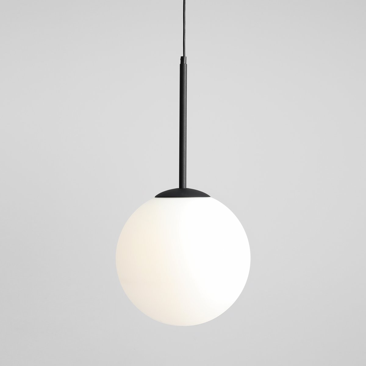 Bosso Ø30 Negro Lámpas de techo De Artera - La lámpara emite una luz suave y agradable y por lo tanto es ideal para colocarla encima de la mesa del comedor, en el pasillo o en la sala de estar.