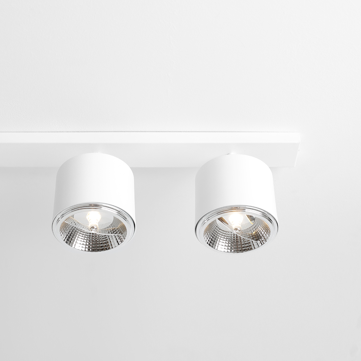Bot 6 Blanco foco de techo De Artera - Esta moderna lámpara de techo con seis elegantes focos ofrece una combinación perfecta de funcionalidad y diseño minimalista.