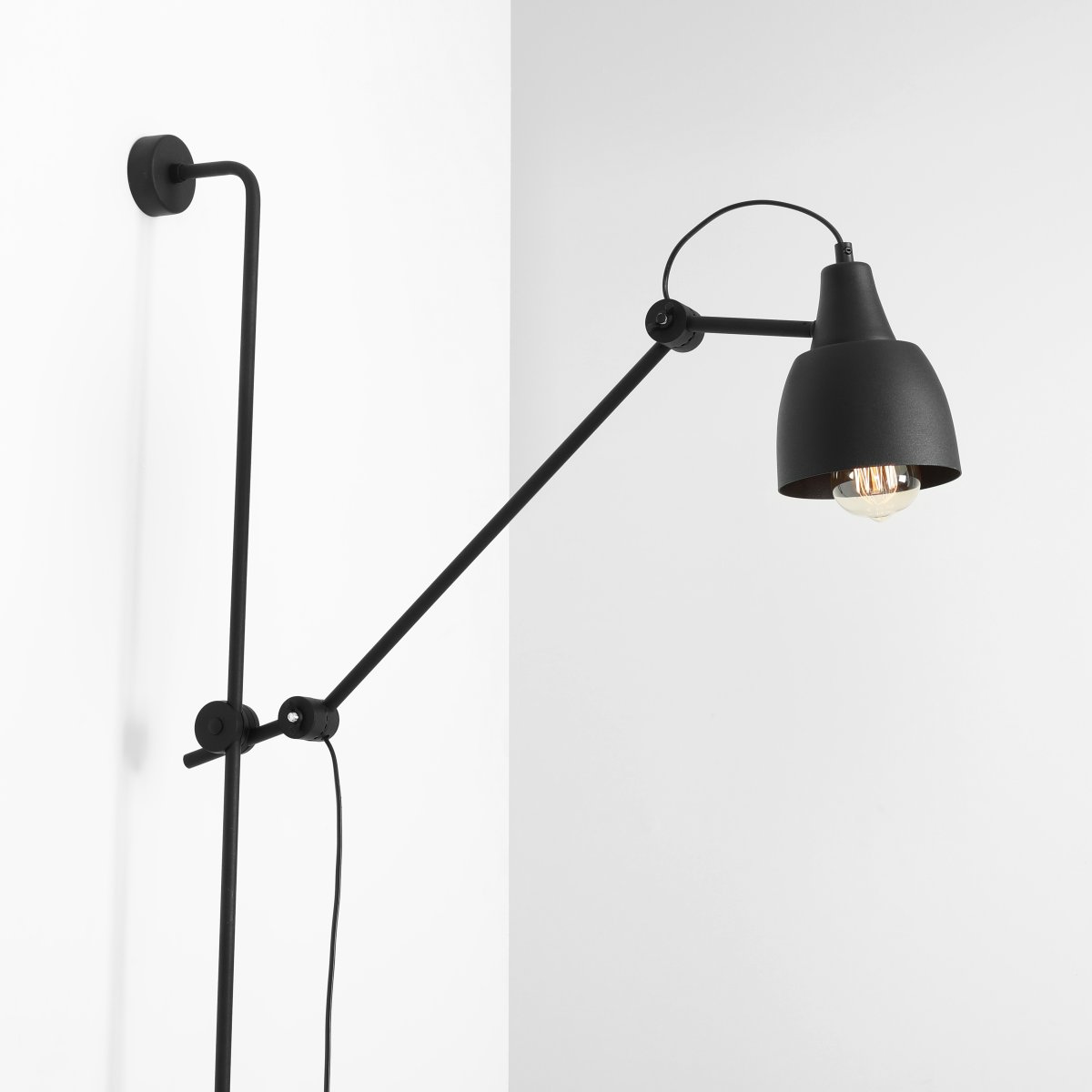 Dron 113cm Negro lámpara de pared De Artera - Gracias a su diseño simple pero elegante, la lámpara combina perfectamente con una variedad de estilos de interior al tiempo que proporciona una iluminación práctica y eficaz para todas las ocasiones.