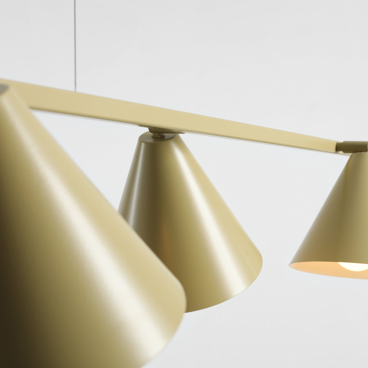 Form 120cm Pistacho Lámpas de techo De Artera - Form es ideal sobre la mesa del comedor o en la cocina, donde no solo proporciona una iluminación funcional, sino que también se convierte en un elemento de diseño elegante.