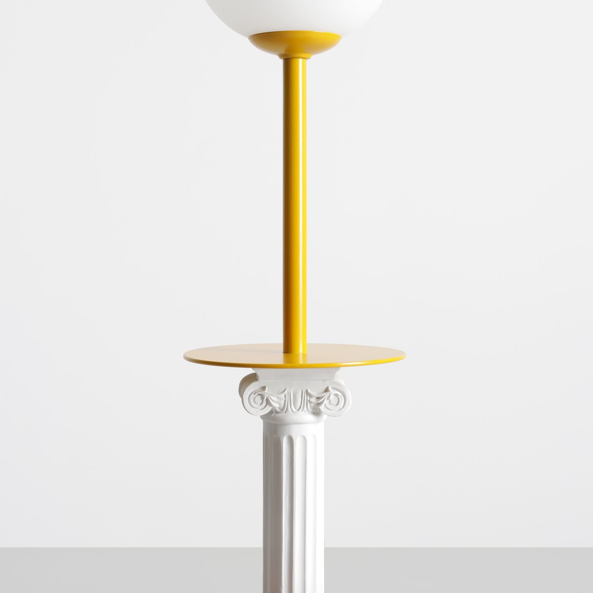 Pinne 35cm Mostaza lámpara de mesa De Artera - La base delgada de la lámpara en tono amarillo mostaza le da un aspecto moderno y es perfecta como detalle decorativo en la sala de estar, el dormitorio o en la terraza.