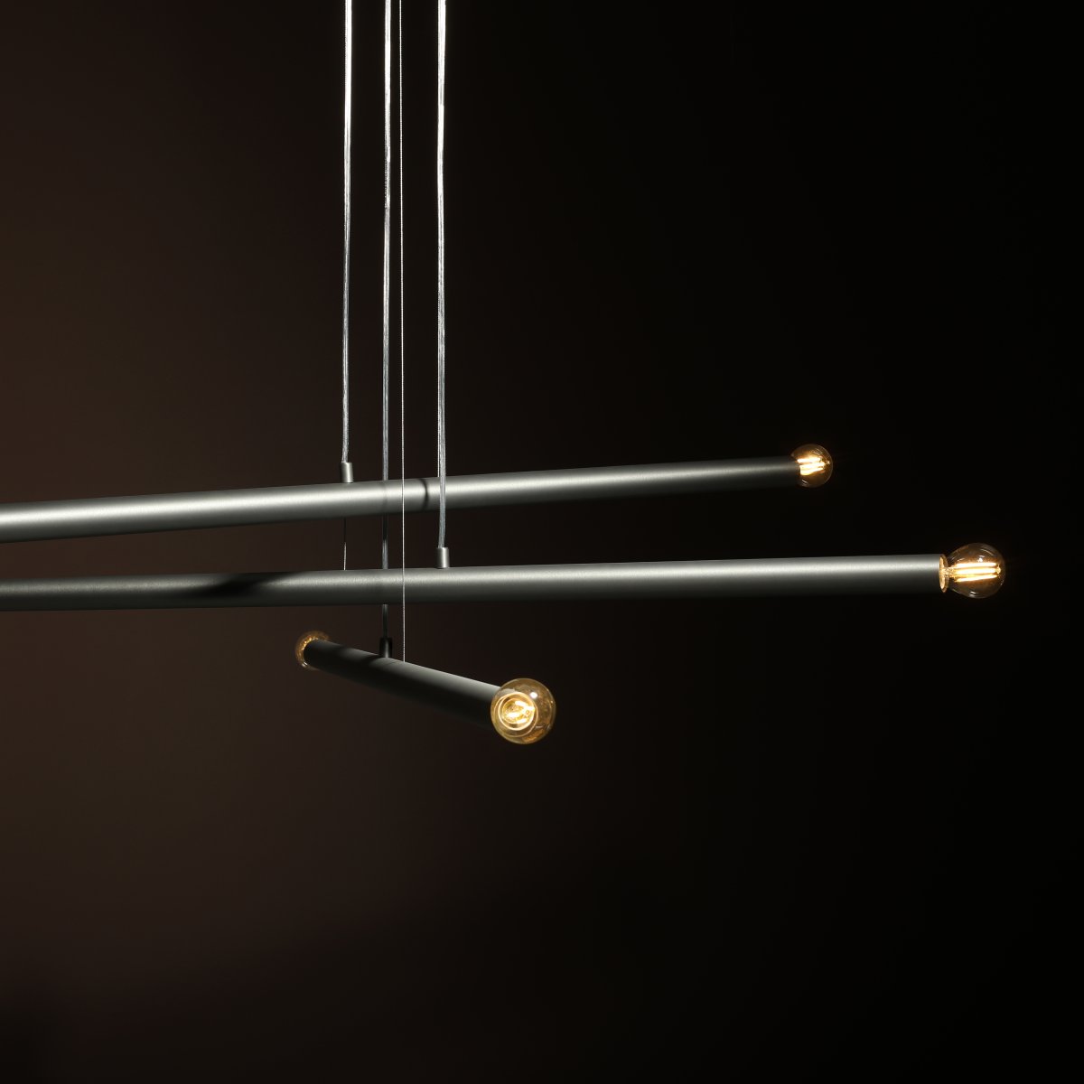 Tubo 6 100cm Acero Lámpas de techo De Artera - Est&aacute; compuesta por tres tubos met&aacute;licos delgados con un elegante acabado en acero, dispuestos a diferentes alturas y &aacute;ngulos para crear un aspecto din&aacute;mico y ligero.