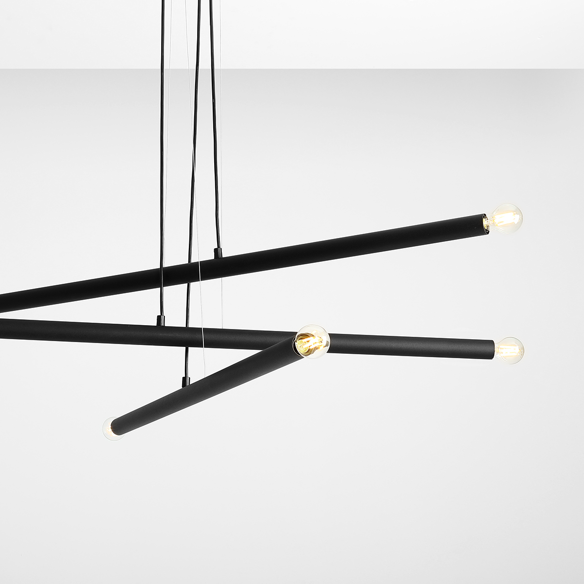 Tubo 6 100cm Negro Lámpas de techo De Artera - Cada tubo mide 100 cm de largo, 3,2 cm de diámetro y cuenta con una fuente de luz en ambos extremos.