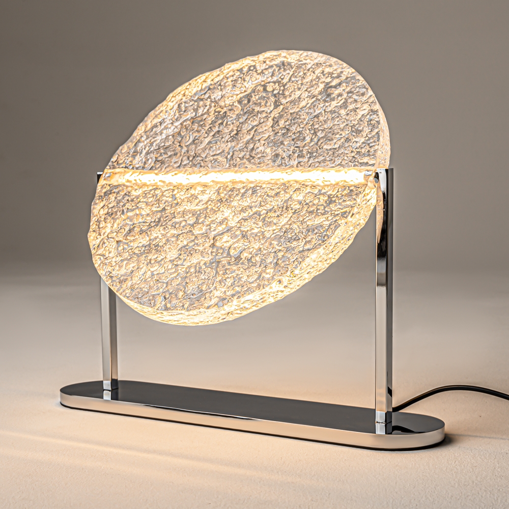 Mangata 30cm Transparente lámpara de mesa De Maytoni - Su base de metal cromado le confiere un aspecto elegante y exclusivo, mientras que la pantalla de acr&iacute;lico transparente con superficie texturizada difunde la luz de forma decorativa.