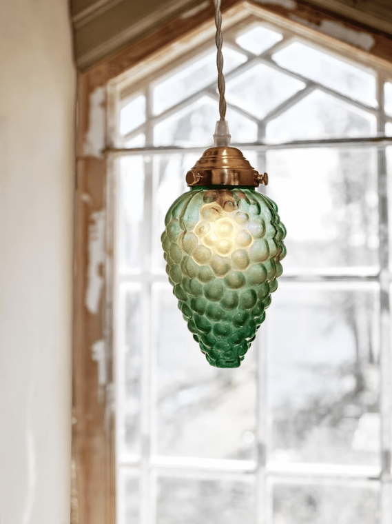 Druva Ø10 Verde lámpara de ventana De Strömshaga - Con su elegante combinación de vidrio verde y forma de uva, así como un portalámparas de latón, la lámpara de techo Druva crea una atmósfera acogedora y elegante.