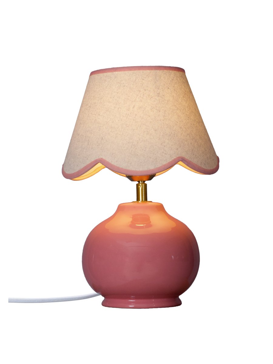 Nell 34cm Rosa lámpara de mesa De PR Home - La base esf&eacute;rica en rosa brillante armoniza a la perfecci&oacute;n con la pantalla de tela beige, creando una apariencia suave y cohesiva, ideal para dormitorios y salas de estar.