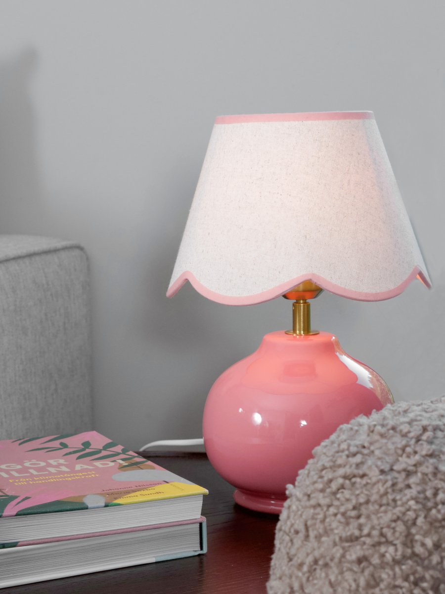 Nell 34cm Rosa lámpara de mesa De PR Home - La base esf&eacute;rica en rosa brillante armoniza a la perfecci&oacute;n con la pantalla de tela beige, creando una apariencia suave y cohesiva, ideal para dormitorios y salas de estar.