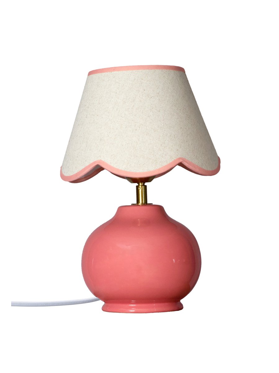 Nell 34cm Rosa lámpara de mesa De PR Home - La base esf&eacute;rica en rosa brillante armoniza a la perfecci&oacute;n con la pantalla de tela beige, creando una apariencia suave y cohesiva, ideal para dormitorios y salas de estar.