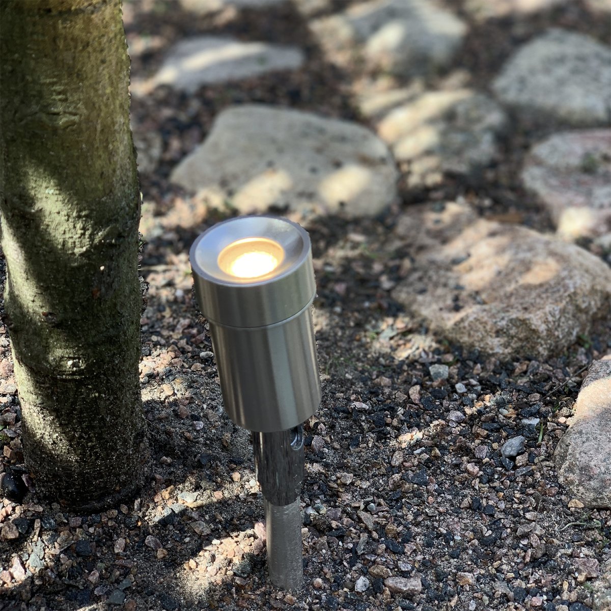 Optica Plata De Lightson - Optica es una lámpara muy pequeña adecuada para árboles y arbustos pequeños o para cualquier lugar donde desee iluminar objetos individuales, como una obra de arte o una superficie de agua.