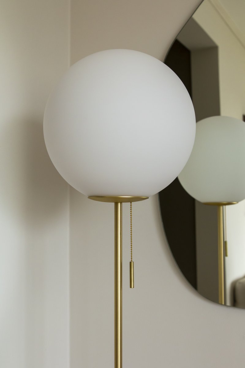 Torrano Travertino beige lámpara de pie De Globen Lighting - Dado que la base de la lámpara está hecha de piedra, un material natural, puede haber variaciones de color.
