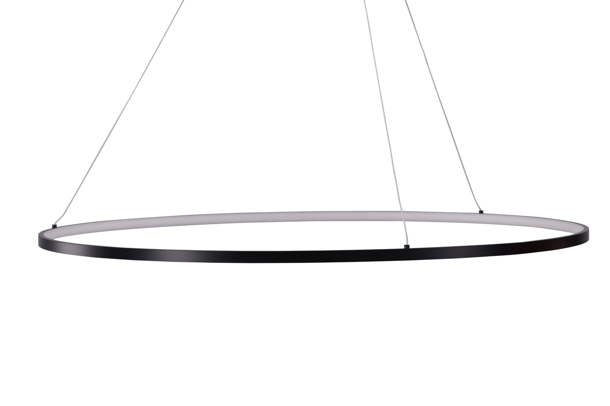 Rödäng Ø100 Negro Lámpas de techo De Venture Design - Con un marco de aluminio negro y luces LED que proporcionan una luz agradable, tienes una l&aacute;mpara perfecta para colgar encima de la mesa del comedor.