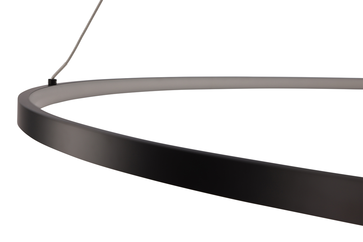 Rödäng Ø100 Negro Lámpas de techo De Venture Design - Con un marco de aluminio negro y luces LED que proporcionan una luz agradable, tienes una l&aacute;mpara perfecta para colgar encima de la mesa del comedor.