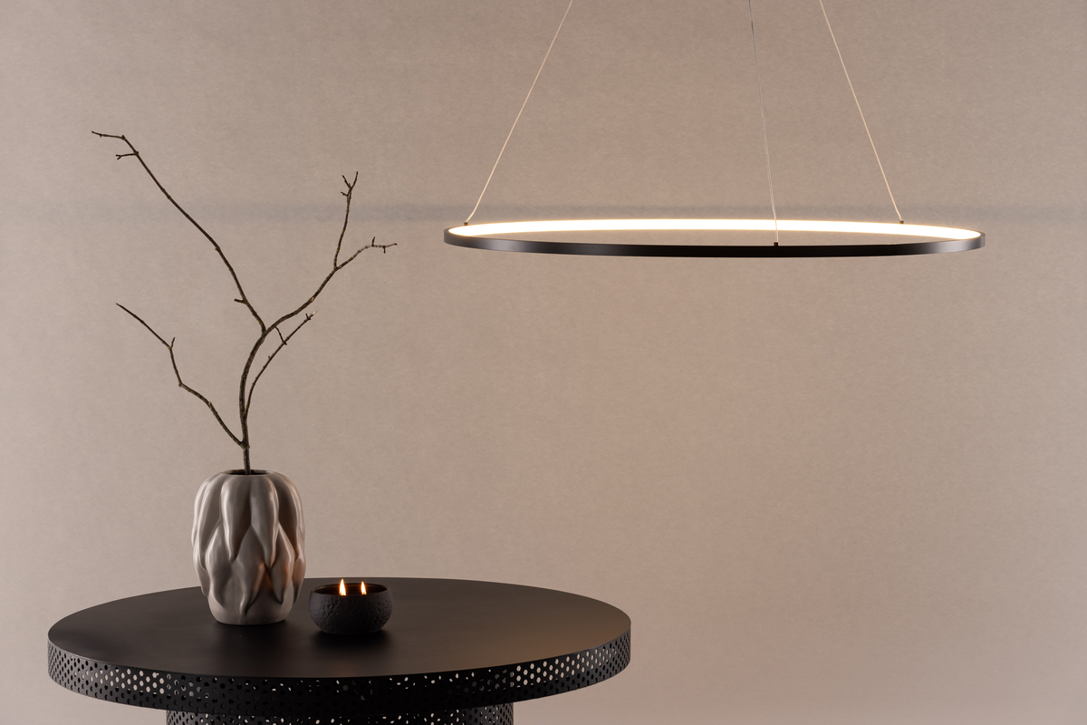 Rödäng Ø100 Negro Lámpas de techo De Venture Design - Con un marco de aluminio negro y luces LED que proporcionan una luz agradable, tienes una l&aacute;mpara perfecta para colgar encima de la mesa del comedor.