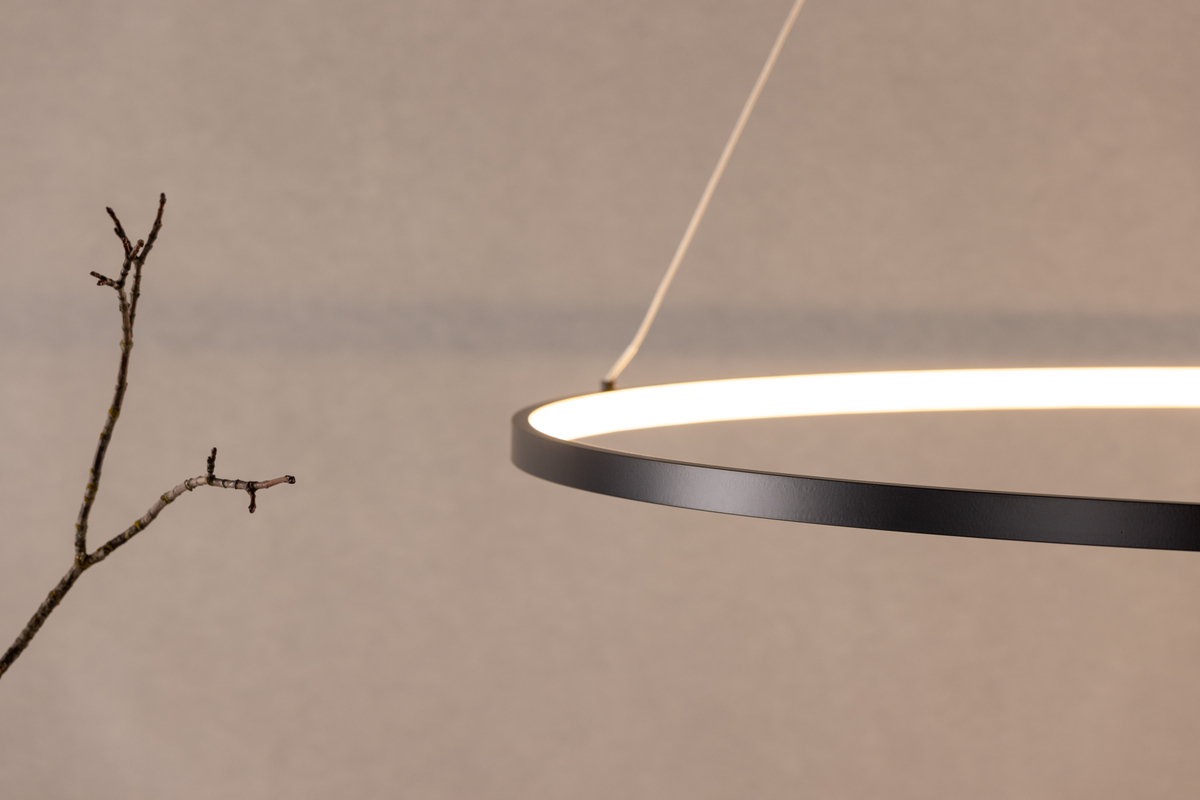 Rödäng Ø100 Negro Lámpas de techo De Venture Design - Con un marco de aluminio negro y luces LED que proporcionan una luz agradable, tienes una l&aacute;mpara perfecta para colgar encima de la mesa del comedor.