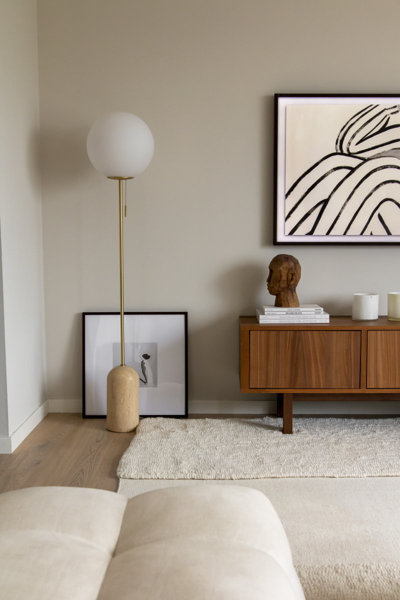 Torrano Travertino beige lámpara de pie De Globen Lighting - Dado que la base de la lámpara está hecha de piedra, un material natural, puede haber variaciones de color.