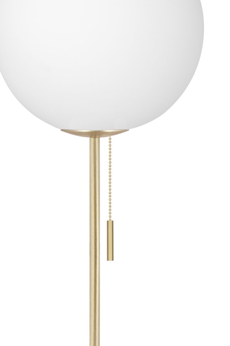 Torrano mármol blanco lámpara de pie De Globen Lighting - Dado que la base de la lámpara está hecha de piedra, un material natural, puede haber variaciones de color.