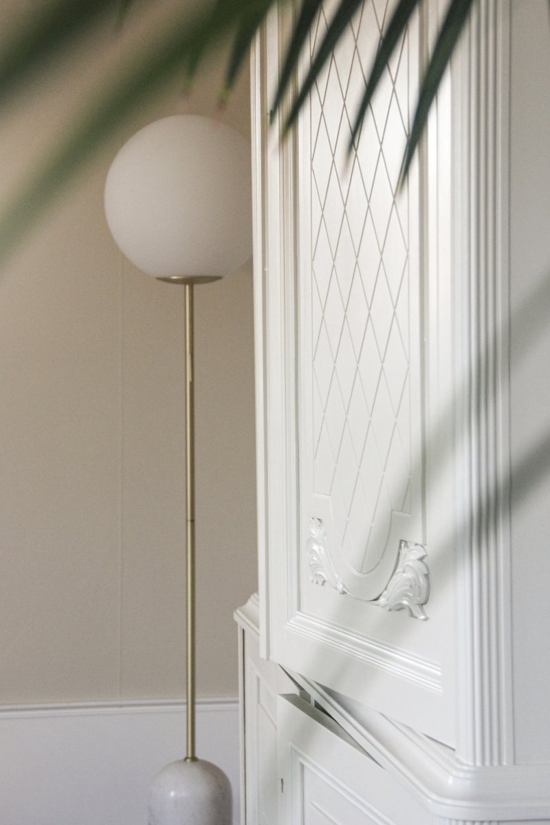 Torrano mármol blanco lámpara de pie De Globen Lighting - Dado que la base de la lámpara está hecha de piedra, un material natural, puede haber variaciones de color.