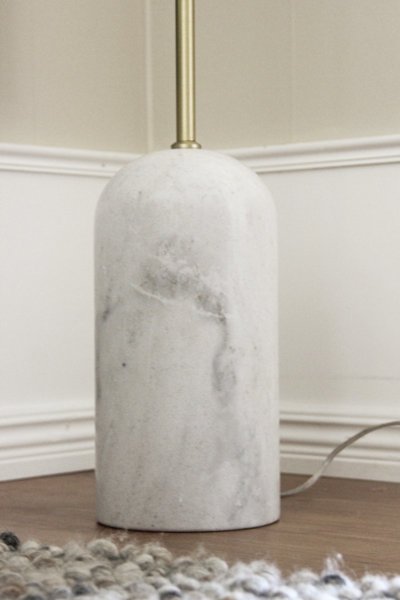 Torrano mármol blanco lámpara de pie De Globen Lighting - Dado que la base de la lámpara está hecha de piedra, un material natural, puede haber variaciones de color.