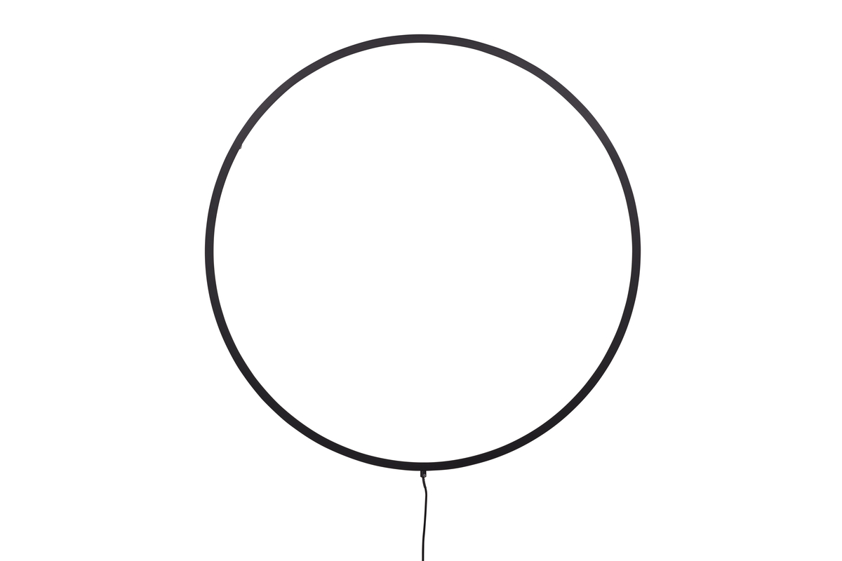 Sörmjöle Negro lámpara de pared De Venture Design - Gracias a su diseño simple, la lámpara se adapta a la mayoría de habitaciones y estilos de interior y se convierte en un detalle elegante.