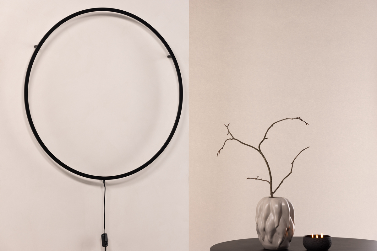 Sörmjöle Negro lámpara de pared De Venture Design - Gracias a su diseño simple, la lámpara se adapta a la mayoría de habitaciones y estilos de interior y se convierte en un detalle elegante.