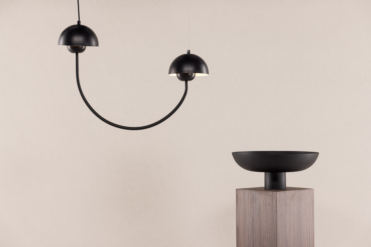 Lyckorna 55cm Negro Lámpas de techo De Venture Design - Es ideal para quienes buscan una l&aacute;mpara decorativa y elegante, con un dise&ntilde;o suave que se adapta a la mayor&iacute;a de las habitaciones y estilos de interior.