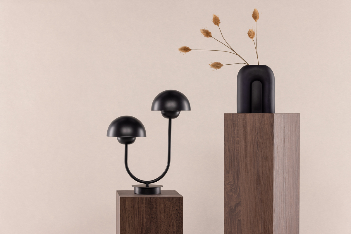 Lyckorna 38cm Negro lámpara de mesa De Venture Design - Esta lámpara es perfecta para quienes buscan una lámpara decorativa pero elegante con un diseño suave que se adapte a la mayoría de habitaciones y estilos de interiores.