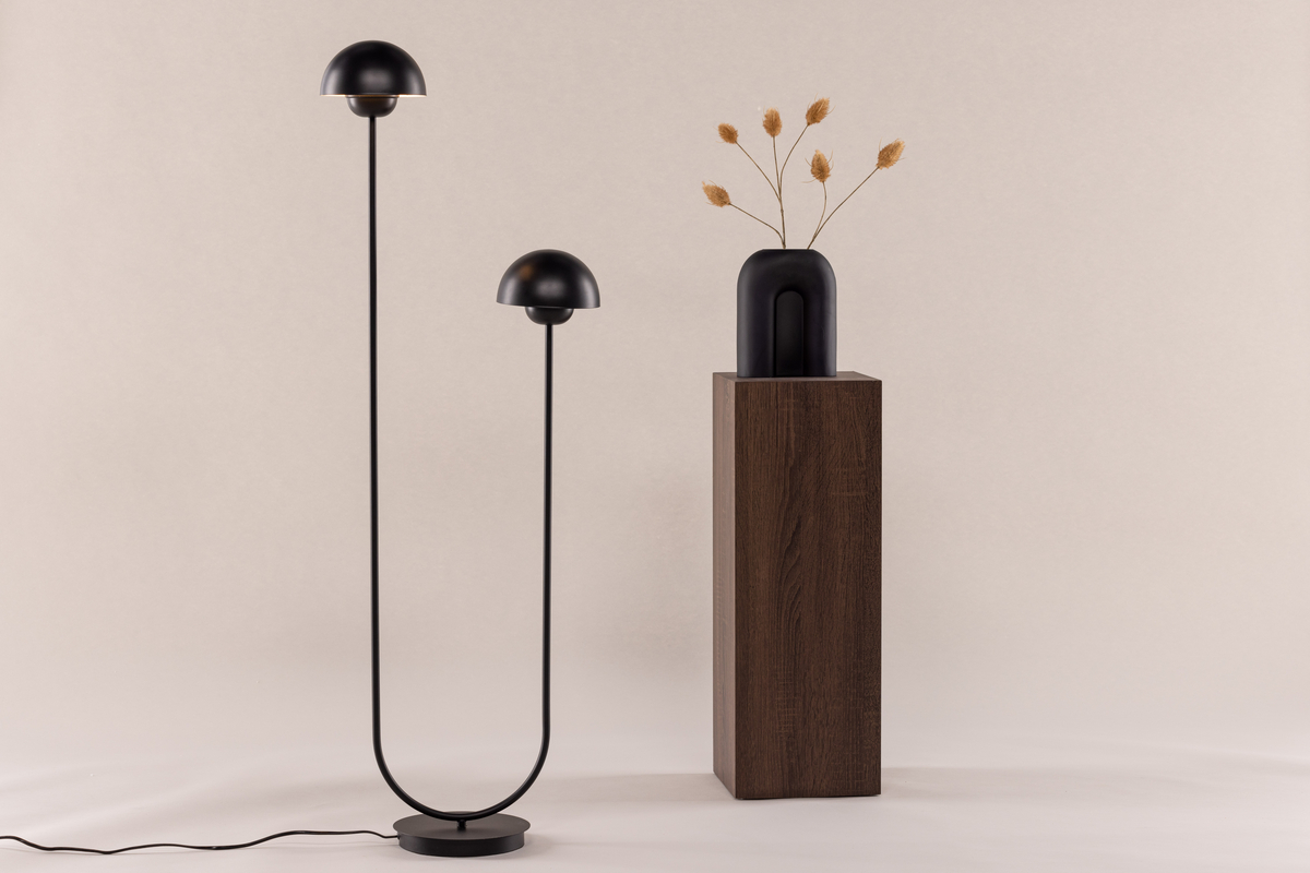 Lyckorna Negro lámpara de pie De Venture Design - Esta lámpara es perfecta para quienes buscan una lámpara decorativa pero elegante con un diseño suave que se adapte a la mayoría de habitaciones y estilos de interiores.