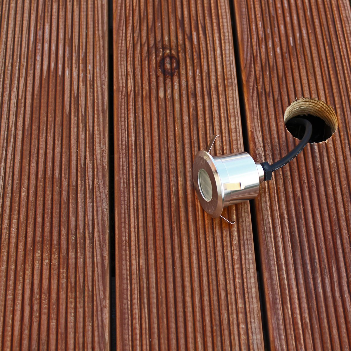 Terra Plata De Lightson - En un puente o a lo largo de un camino, puedes crear una hermosa y suave corriente de luz para guiar tu camino.