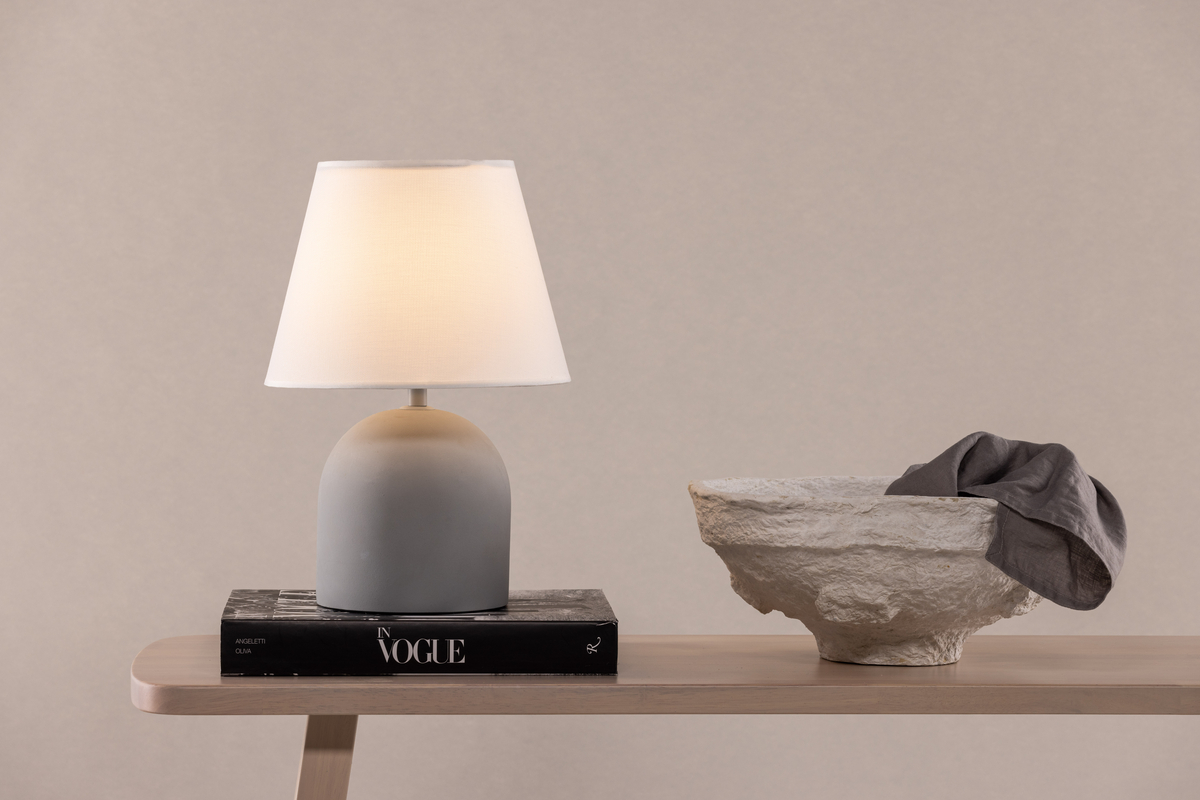 Styrsö 37cm Gris lámpara de mesa De Venture Design - La pantalla de la l&aacute;mpara aten&uacute;a ligeramente la luz, proporcionando un brillo agradable para una noche de pel&iacute;cula o una cena con la familia.