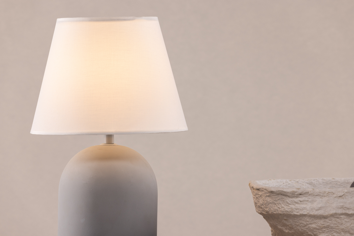 Styrsö 37cm Gris lámpara de mesa De Venture Design - La pantalla de la l&aacute;mpara aten&uacute;a ligeramente la luz, proporcionando un brillo agradable para una noche de pel&iacute;cula o una cena con la familia.