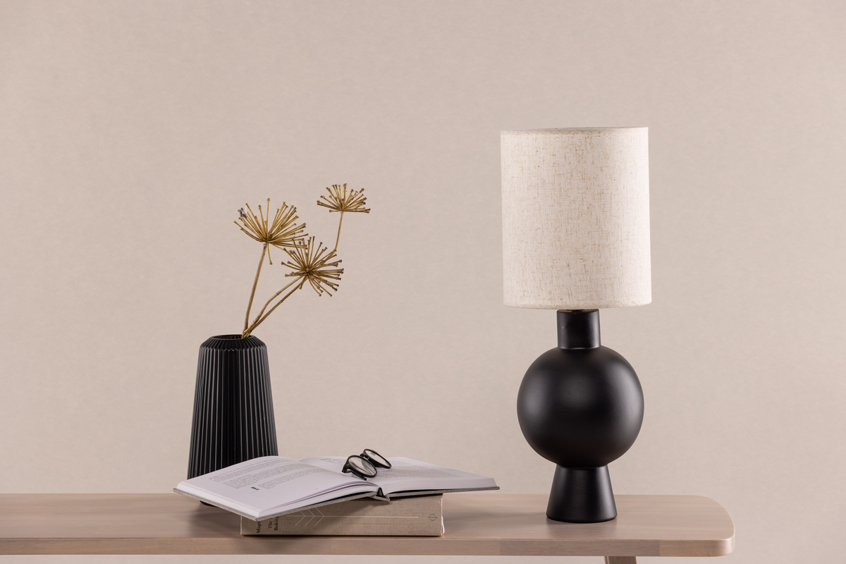 Mysterna 55cm Negro lámpara de mesa De Venture Design - La l&aacute;mpara tiene una base de hormig&oacute;n negro que armoniza perfectamente con la pantalla hecha de tela de lino beige de moda.