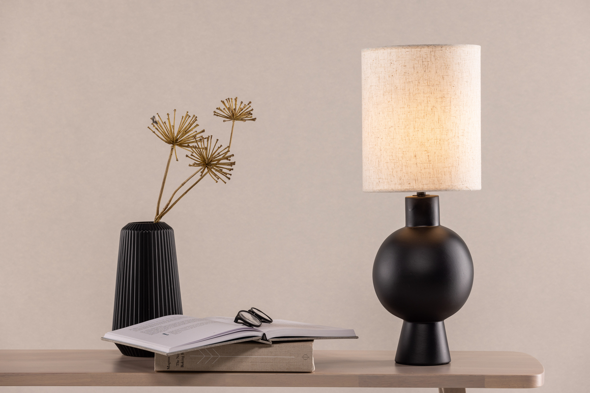 Mysterna 55cm Negro lámpara de mesa De Venture Design - La l&aacute;mpara tiene una base de hormig&oacute;n negro que armoniza perfectamente con la pantalla hecha de tela de lino beige de moda.