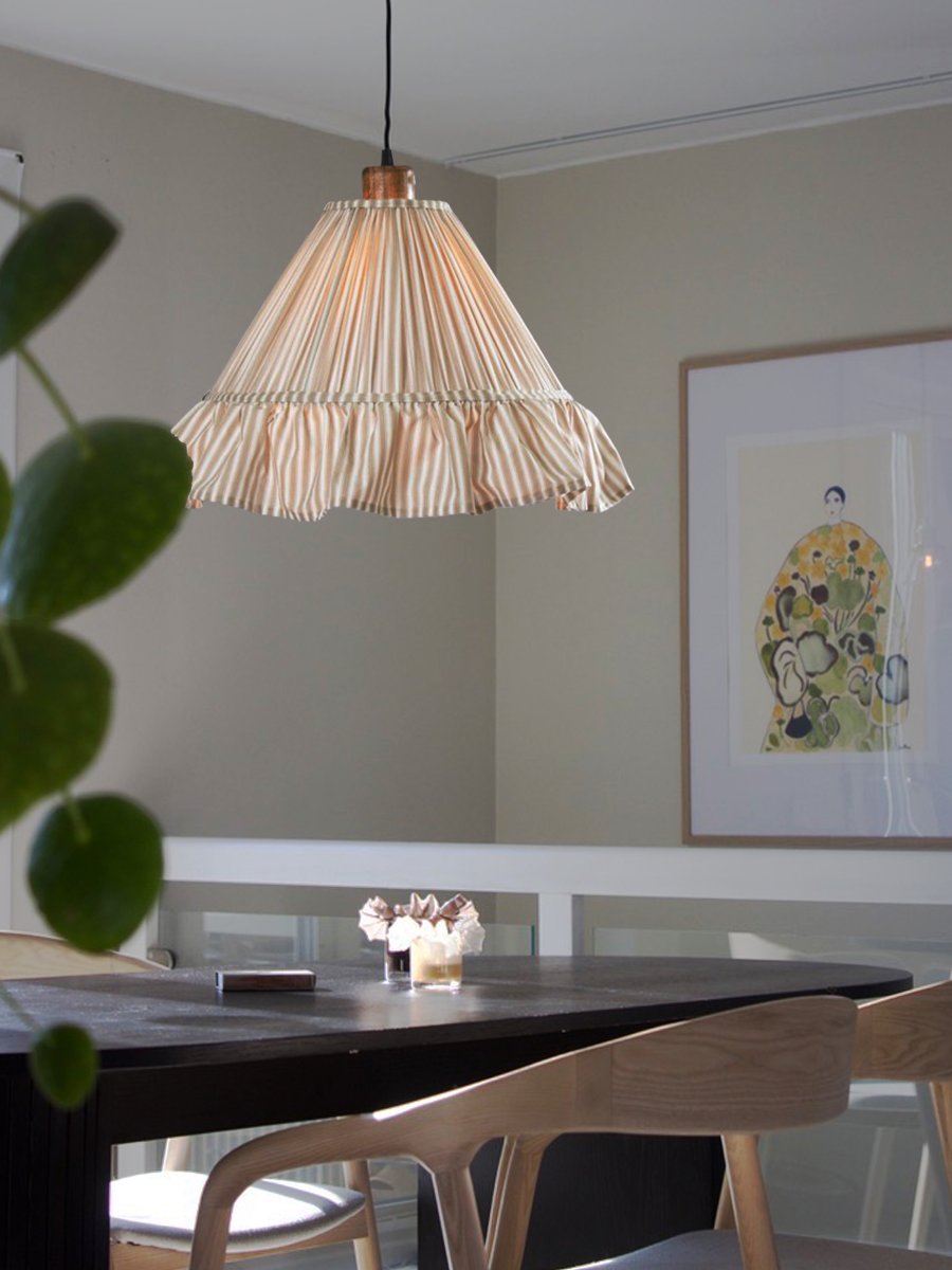 Estrid Ø40 Beige Lámpas de techo De PR Home - La tela a rayas le confiere un car&aacute;cter cl&aacute;sico y acogedor, mientras que los detalles en madera de mango crean un ambiente c&aacute;lido y natural.