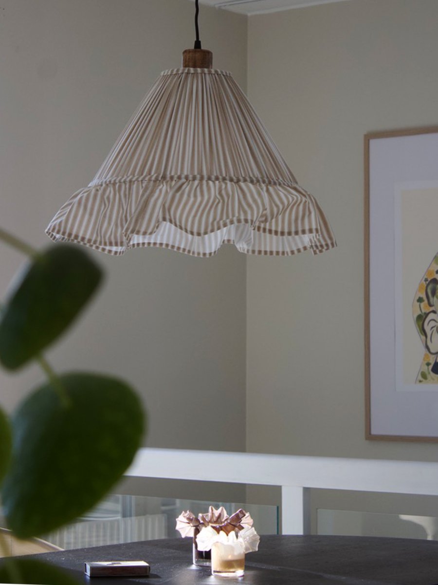 Estrid Ø40 Beige Lámpas de techo De PR Home - La tela a rayas le confiere un car&aacute;cter cl&aacute;sico y acogedor, mientras que los detalles en madera de mango crean un ambiente c&aacute;lido y natural.