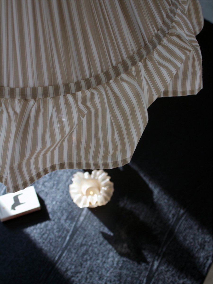 Estrid Ø40 Beige Lámpas de techo De PR Home - La tela a rayas le confiere un car&aacute;cter cl&aacute;sico y acogedor, mientras que los detalles en madera de mango crean un ambiente c&aacute;lido y natural.