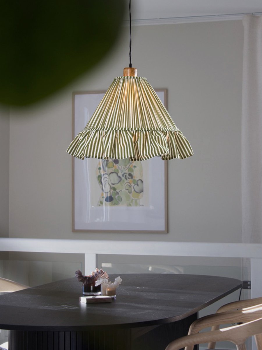 Estrid Ø40 Verde Lámpas de techo De PR Home - La tela a rayas le confiere un carácter clásico y acogedor, mientras que los detalles en madera de mango crean un ambiente cálido y natural.