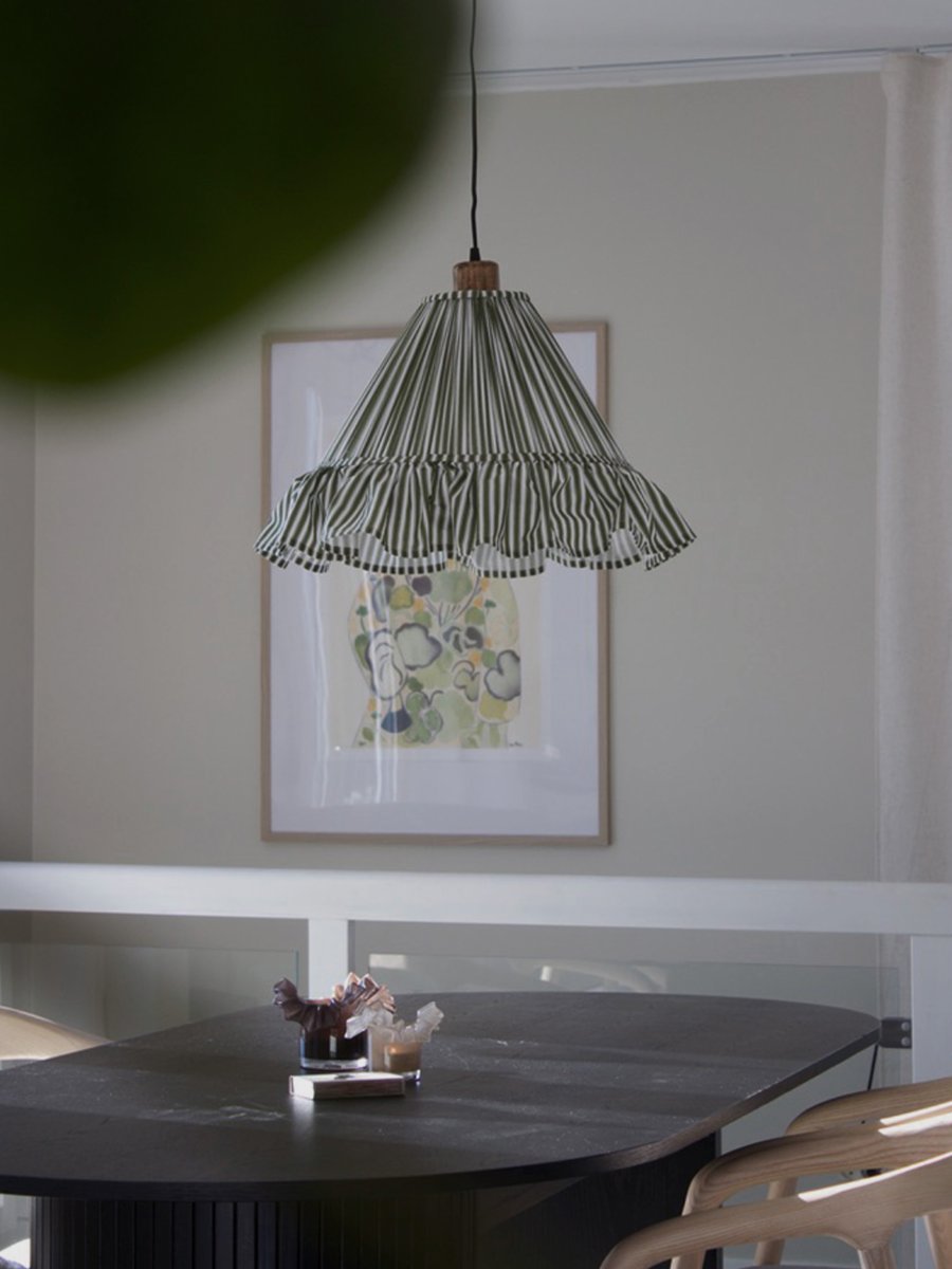 Estrid Ø40 Verde Lámpas de techo De PR Home - La tela a rayas le confiere un carácter clásico y acogedor, mientras que los detalles en madera de mango crean un ambiente cálido y natural.