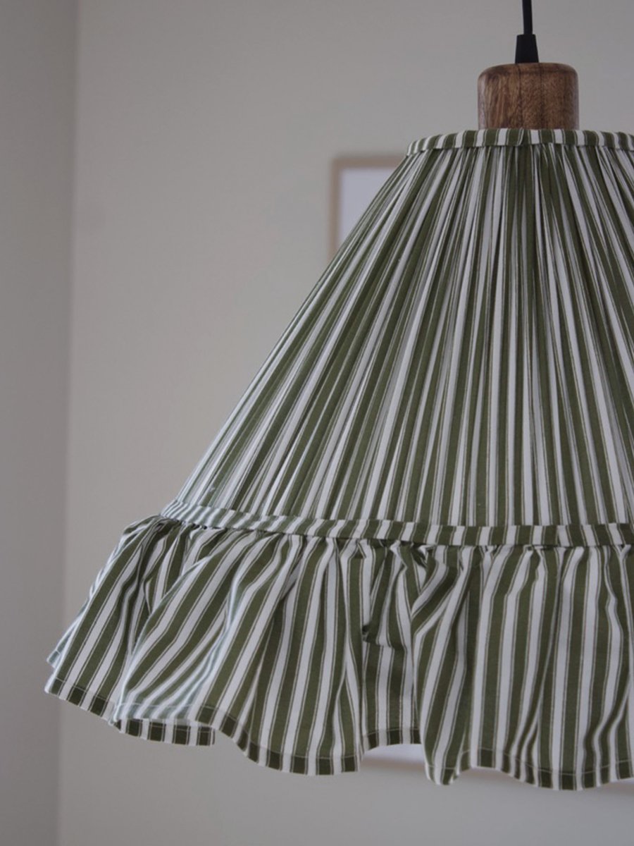 Estrid Ø40 Verde Lámpas de techo De PR Home - La tela a rayas le confiere un carácter clásico y acogedor, mientras que los detalles en madera de mango crean un ambiente cálido y natural.