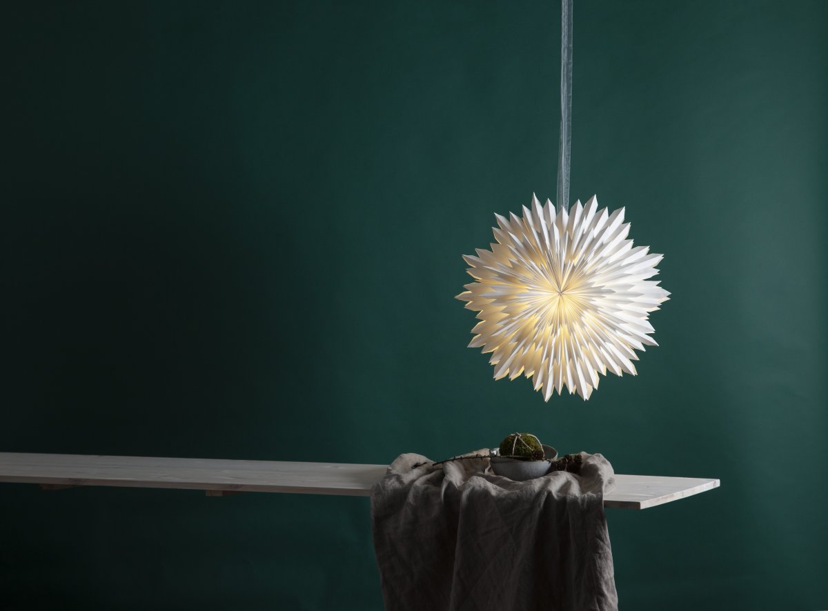 Ice Ø50 Blanco De Star Trading - Se incluye una elegante cinta para que colgar la estrella sea m&aacute;s f&aacute;cil.