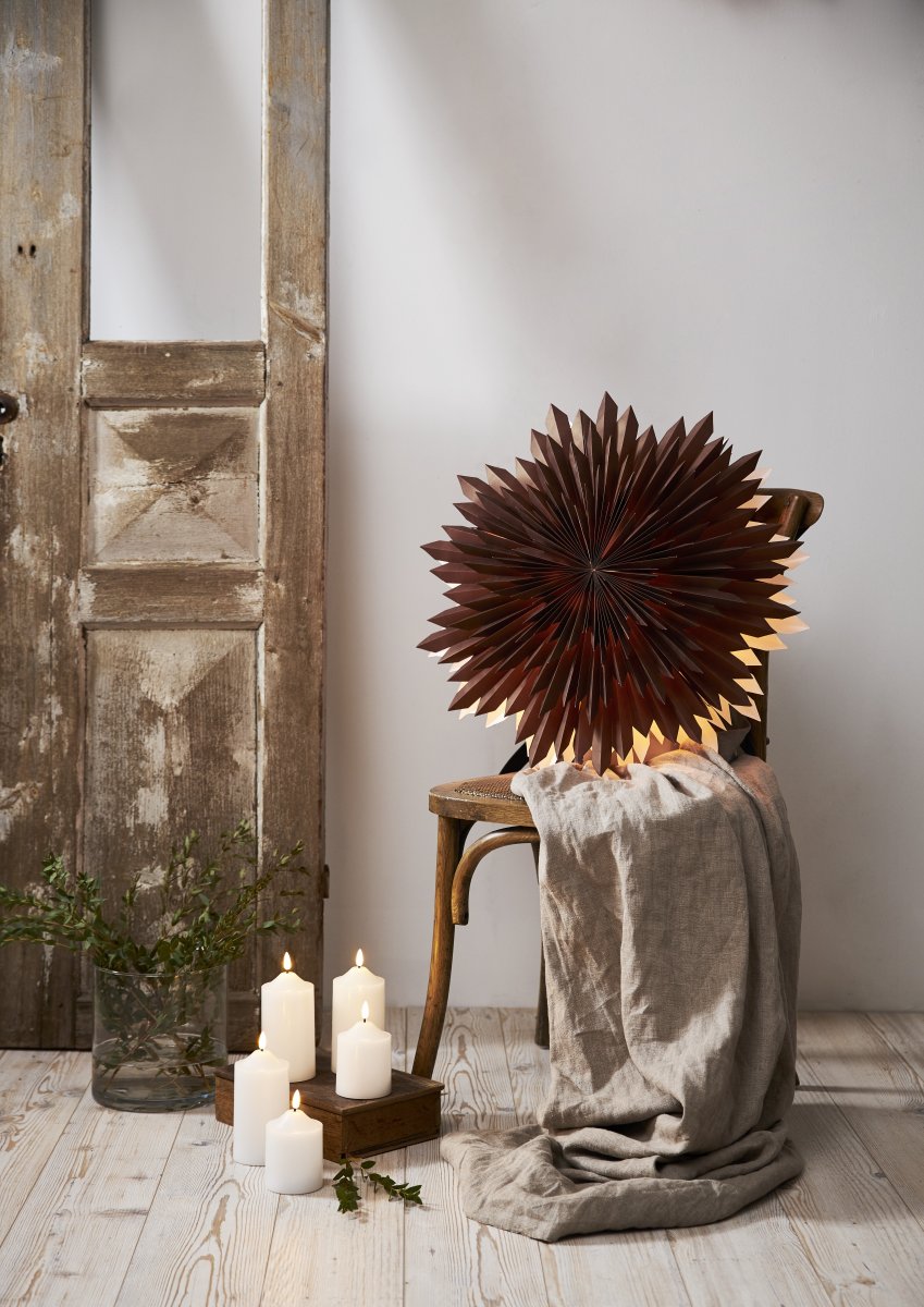 Ice Ø50 Marrón De Star Trading - Se incluye una elegante cinta para que colgar la estrella sea m&aacute;s f&aacute;cil.