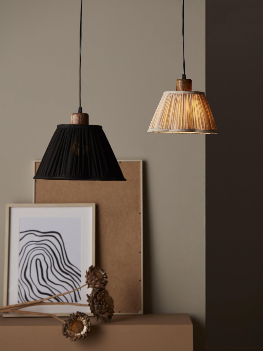 Siv Ø25 Blanquecino Lámpas de techo De PR Home - La pantalla tiene un anillo de fijaci&oacute;n superior y viene con una suspensi&oacute;n de techo con un portal&aacute;mparas de madera de mango.