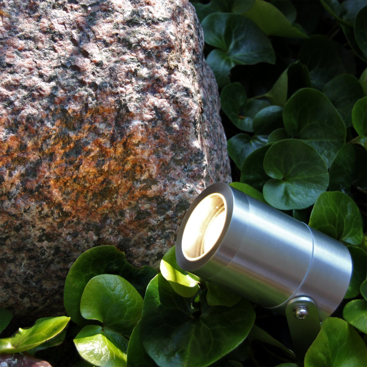 Luna Plata De Lightson - Tambi&eacute;n puedes utilizar Luna en las paredes de la casa, en los aleros y en la cerca, ya que la estaca es extra&iacute;ble y se puede atornillar directamente al suelo.