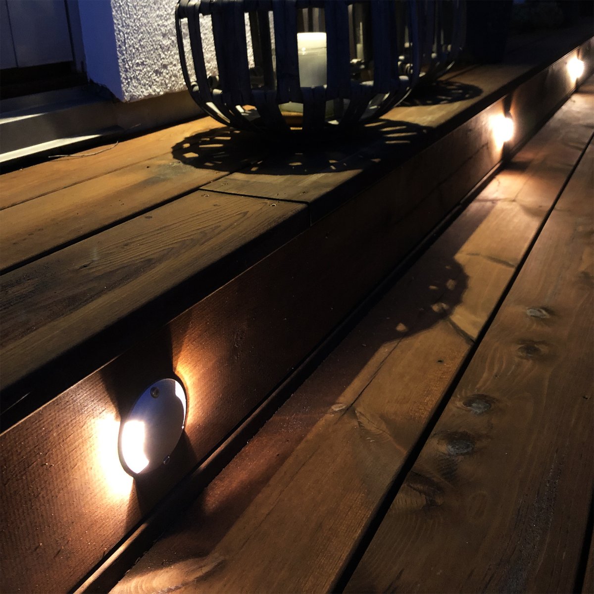 Zenit Duo Plata De Lightson - Aplique de pared y de patio bidireccional que se adapta perfectamente a fachadas, vallas, muros, terrazas y patios con su decorativa luz blanca cálida.