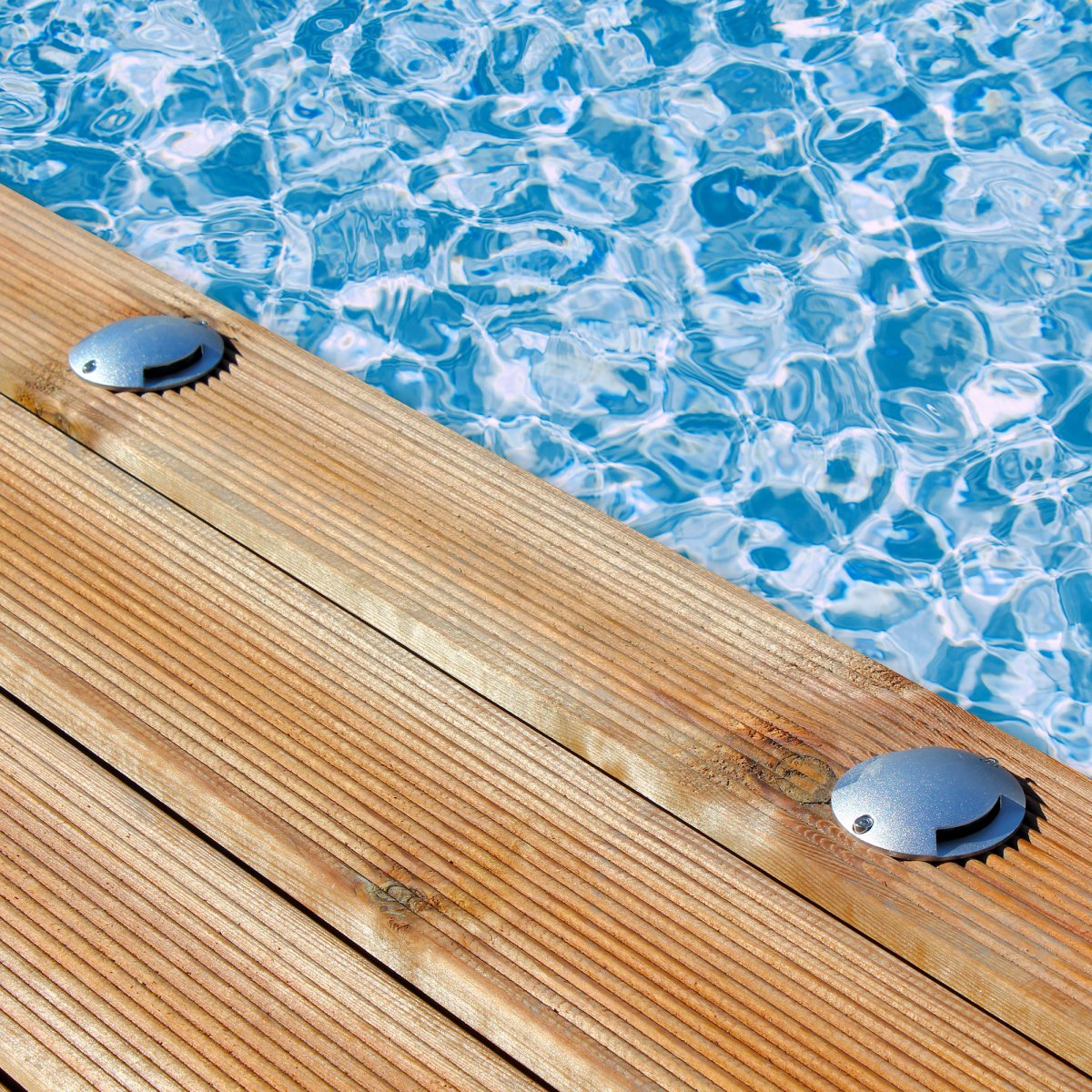 Zenit Duo Plata De Lightson - Aplique de pared y de patio bidireccional que se adapta perfectamente a fachadas, vallas, muros, terrazas y patios con su decorativa luz blanca cálida.