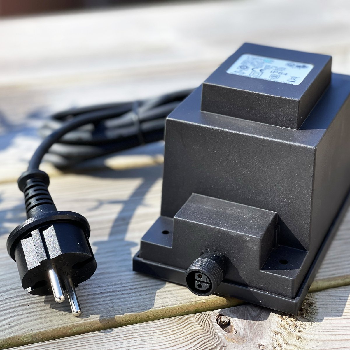 Transformador 105w Negro De Lightson - El transformador tiene un enchufe de conexión rápida de 12 voltios en un extremo y un cable de 2 metros de largo con un enchufe en el otro extremo que se enchufa a un enchufe estándar.
