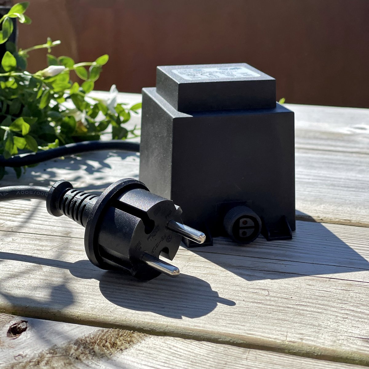 Transformador 105w Negro De Lightson - El transformador tiene un enchufe de conexión rápida de 12 voltios en un extremo y un cable de 2 metros de largo con un enchufe en el otro extremo que se enchufa a un enchufe estándar.