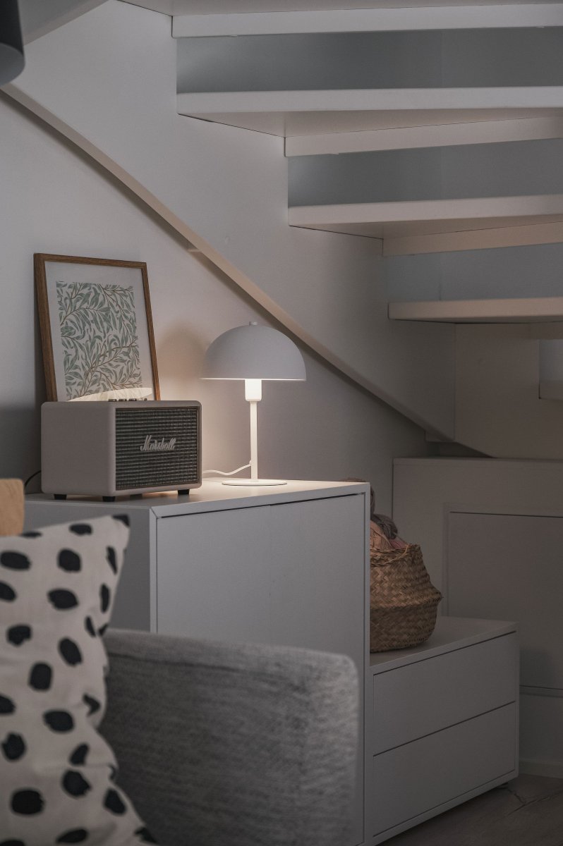 Nola 30cm Blanco lámpara de mesa De Trio Lighting - El diseño moderno en forma de hongo se integra en su interior y crea armonía en su hogar.