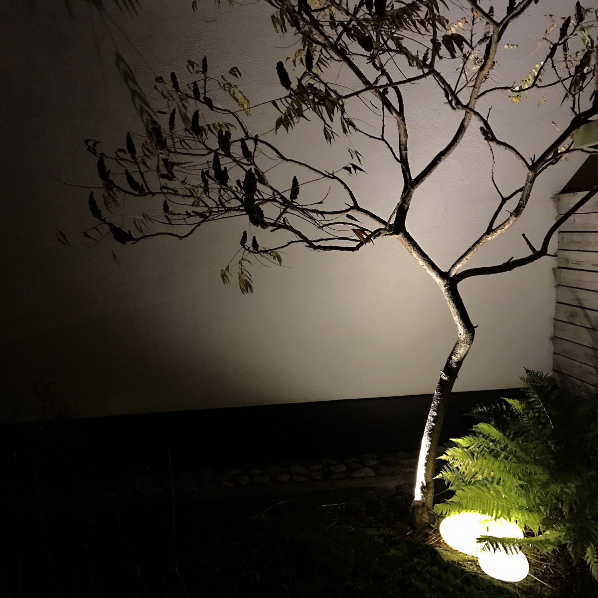 Stone Gris De Lightson - Durante el d&iacute;a, Stone se asemeja a una piedra real con su superficie moteada, y por la noche tiene un c&aacute;lido brillo blanco que se extiende hermosamente por el entorno.