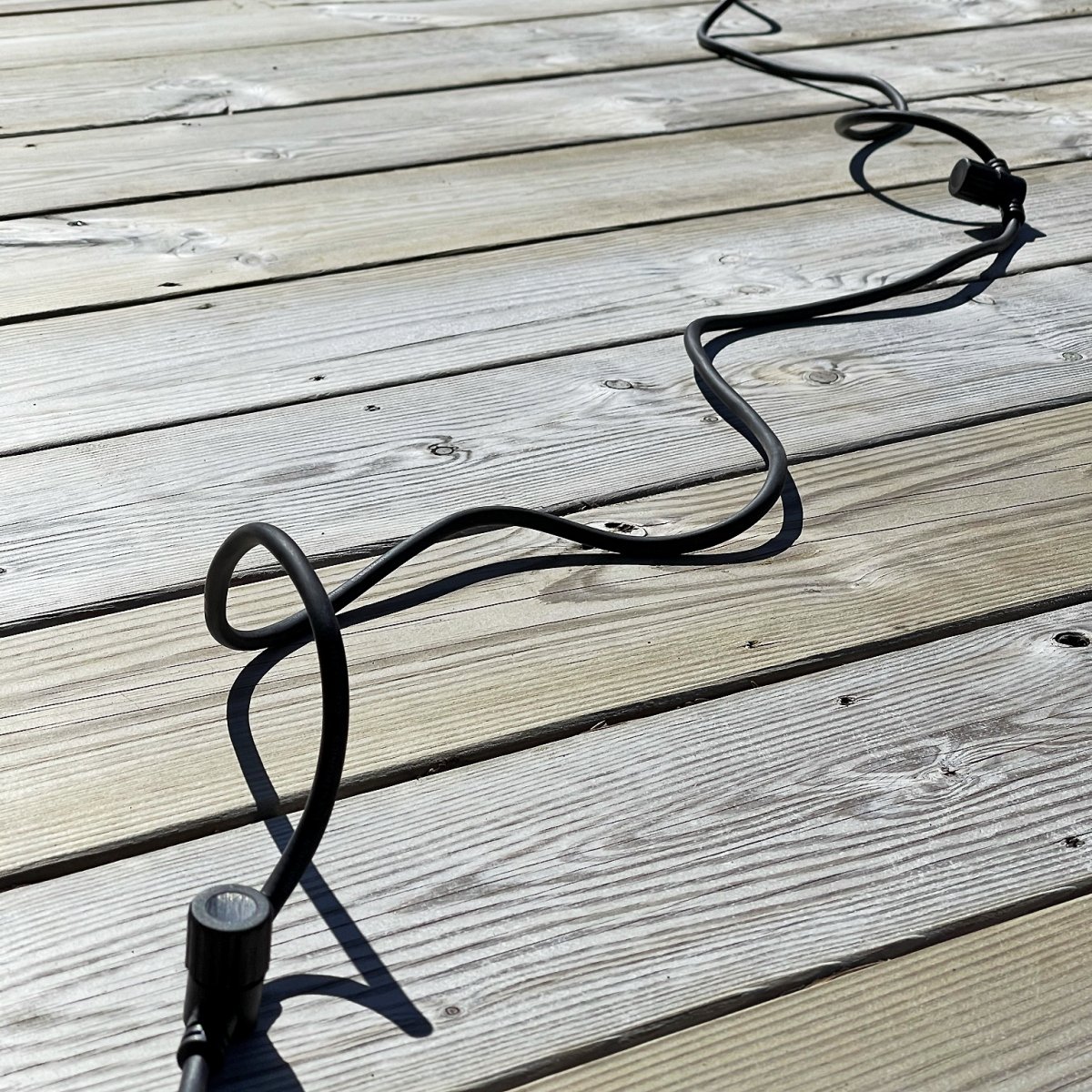 Cable De Distribución 10m Negro De Lightson - Un cable de 10 metros de longitud con conexiones derivadas cada metro al que podrás conectar fácilmente tus luces, cables adicionales o conexiones derivadas.