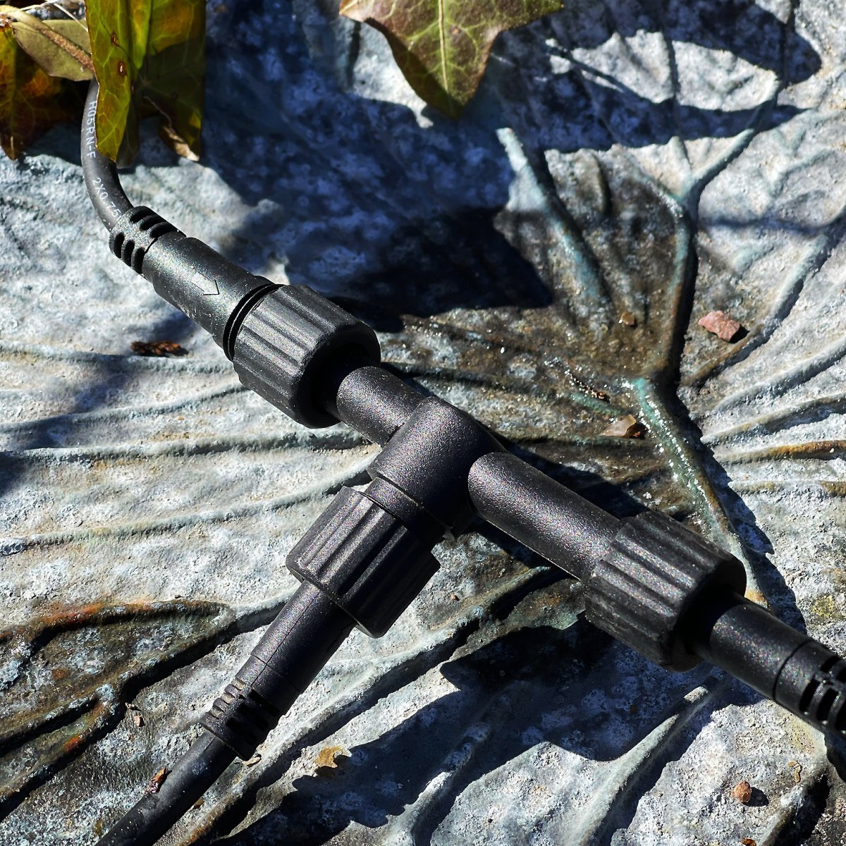 Conector En T Negro De Lightson - Con el conector T tienes dos opciones, por ejemplo si quieres instalar una lámpara y luego continuar el cable hacia otras lámparas.